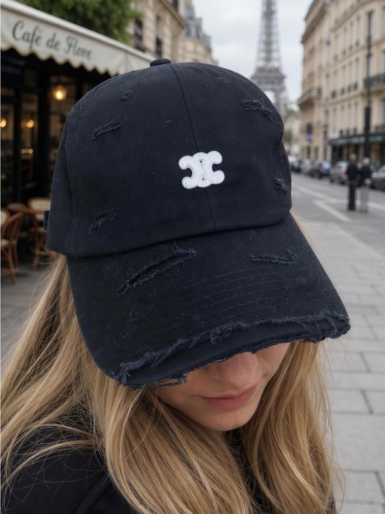 Cotton Cap with a Triomphe patch in white and distressed detailing.?